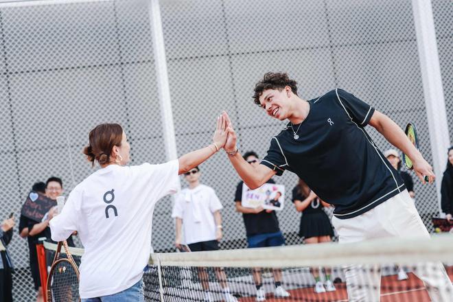 紧张激烈的 紧张激烈的